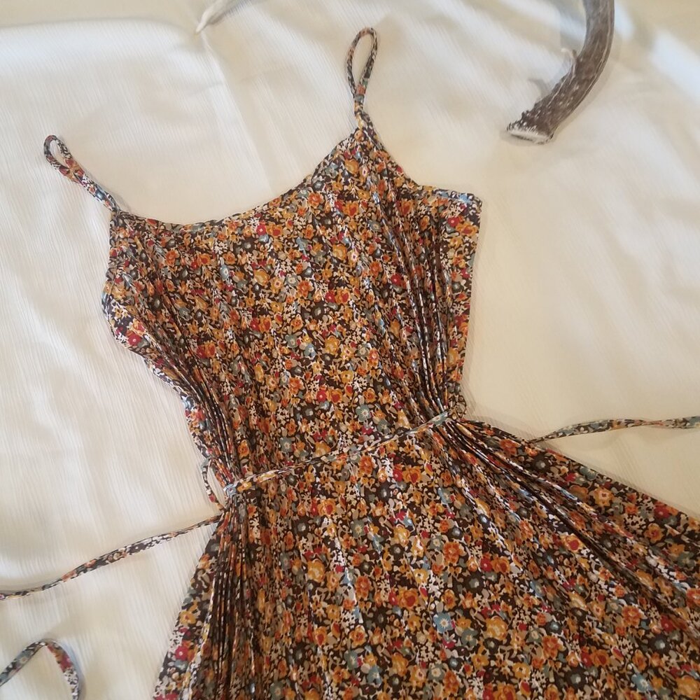 Floral Pleated dress SIZE XS